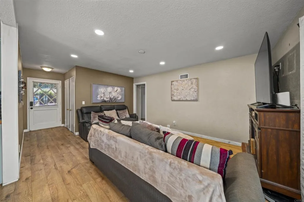 https://cdn.realtyfeed.com/cdn/127/306523450/4e5f27189a4cf5fc3f6738201bcad81e.webp