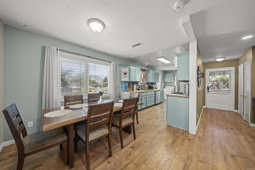 https://cdn.realtyfeed.com/cdn/127/306523450/83bea3cf777b665286feafb2372c4089.webp