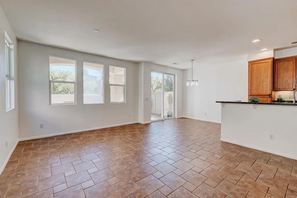 https://cdn.realtyfeed.com/cdn/127/306523514/50b5bc456bccea1c8fe0a3b3badfbabd.webp