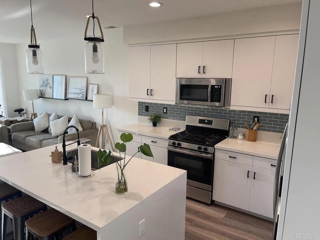 https://cdn.realtyfeed.com/cdn/127/306523946/92b9e0939eb2a59f772a100af49af424.webp