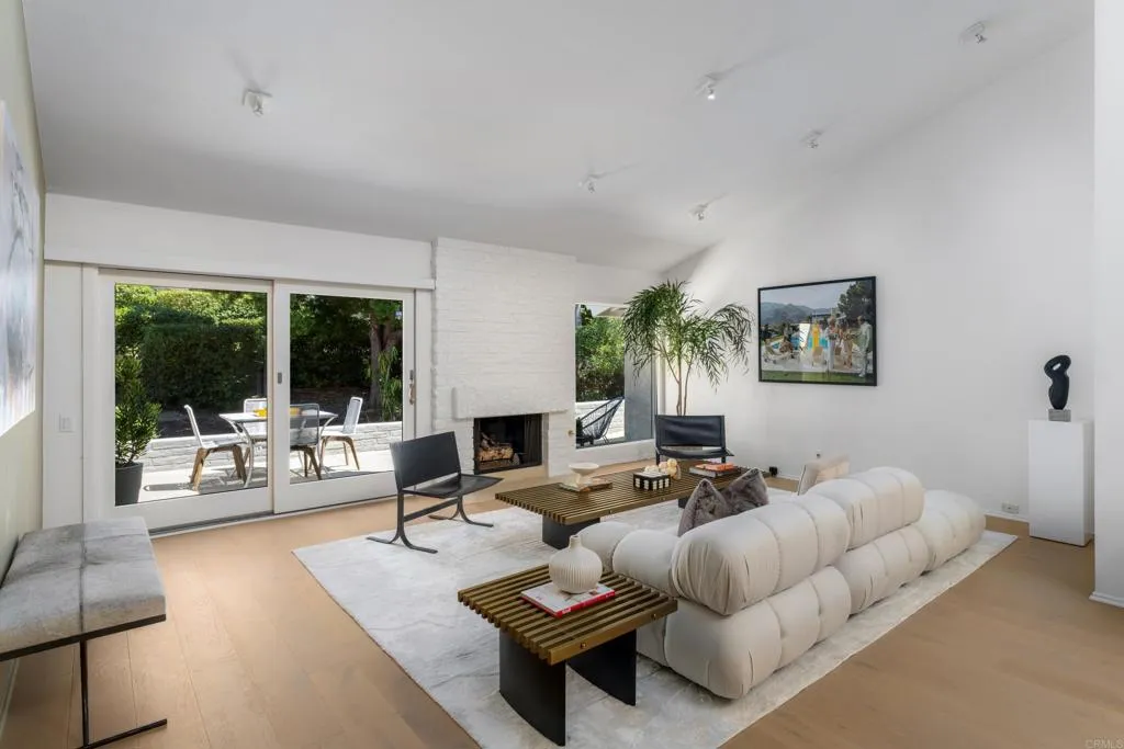 https://cdn.realtyfeed.com/cdn/127/306524094/e535be4c19f24d35db98269cd2a94877.webp