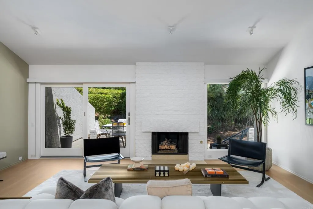 https://cdn.realtyfeed.com/cdn/127/306524094/ee4ab93cbea81f903bebfc4a4fe99289.webp