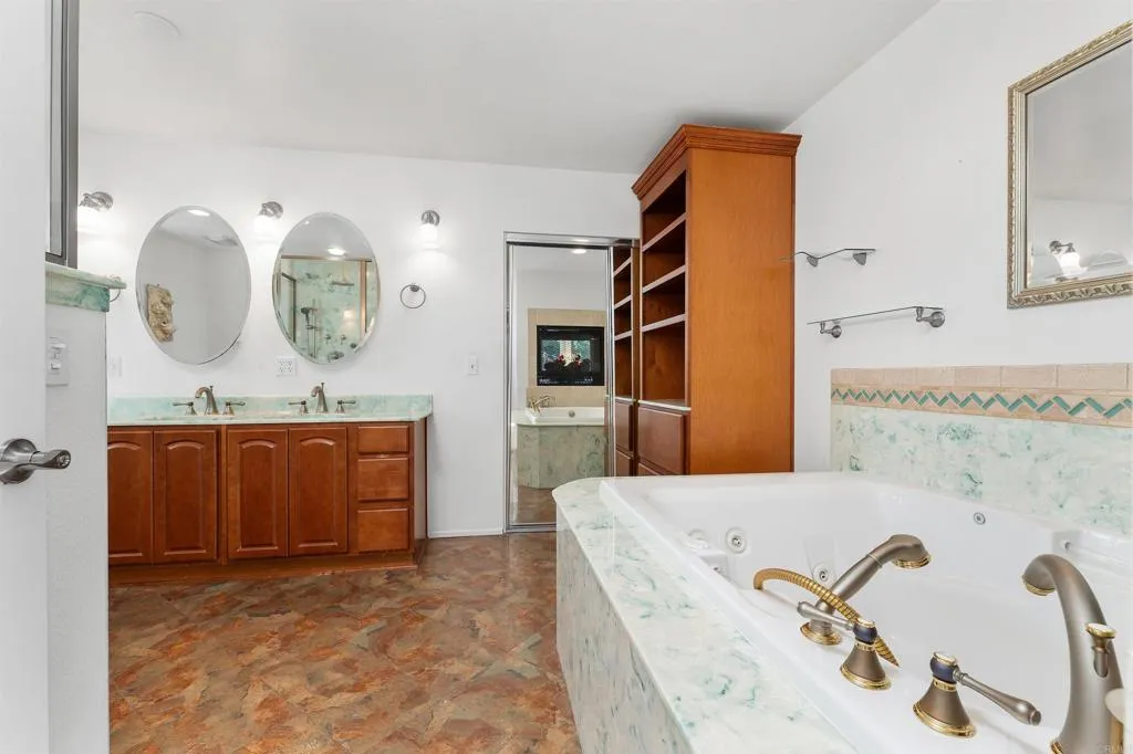https://cdn.realtyfeed.com/cdn/127/306524263/22183510f8f18f7ede02eddb060b1d06.webp