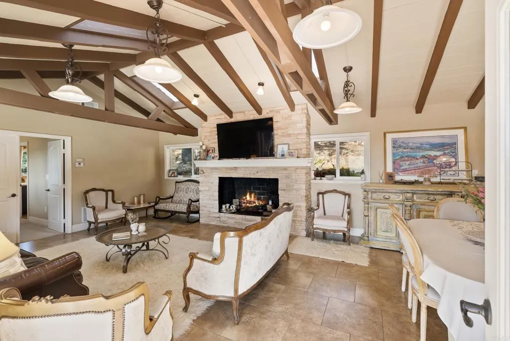 https://cdn.realtyfeed.com/cdn/127/306524331/e342603a0559f588167b35124a728a54.webp