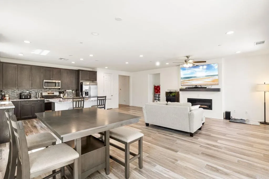 https://cdn.realtyfeed.com/cdn/127/306524372/55c190c3db2735f278acb4222cc15fb4.webp