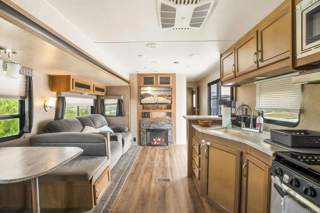 https://cdn.realtyfeed.com/cdn/127/306524890/2ae107acff438497db392469e49ae2ca.webp