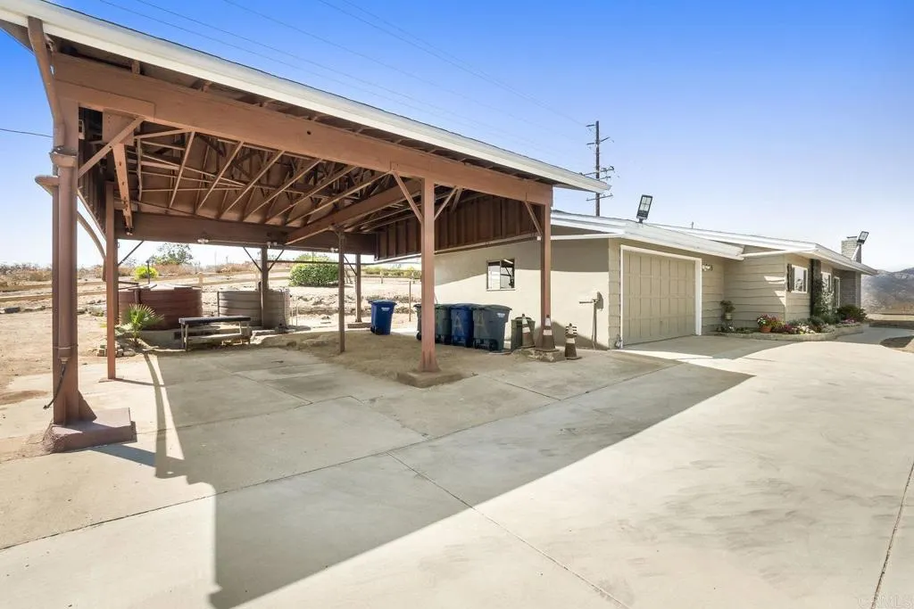 https://cdn.realtyfeed.com/cdn/127/306524890/ef691a8cb3e3863124d8dd22f79a3c39.webp