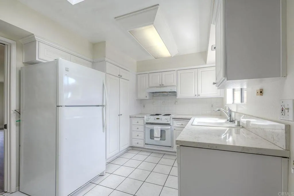 https://cdn.realtyfeed.com/cdn/127/306524924/6850a81f62572701c10ea2c7e7e075fc.webp