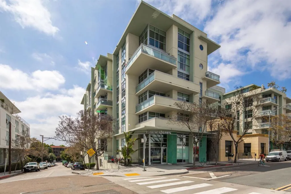 https://cdn.realtyfeed.com/cdn/127/306525254/6d15ba925759962084e3cb71b1d9cd4c.webp