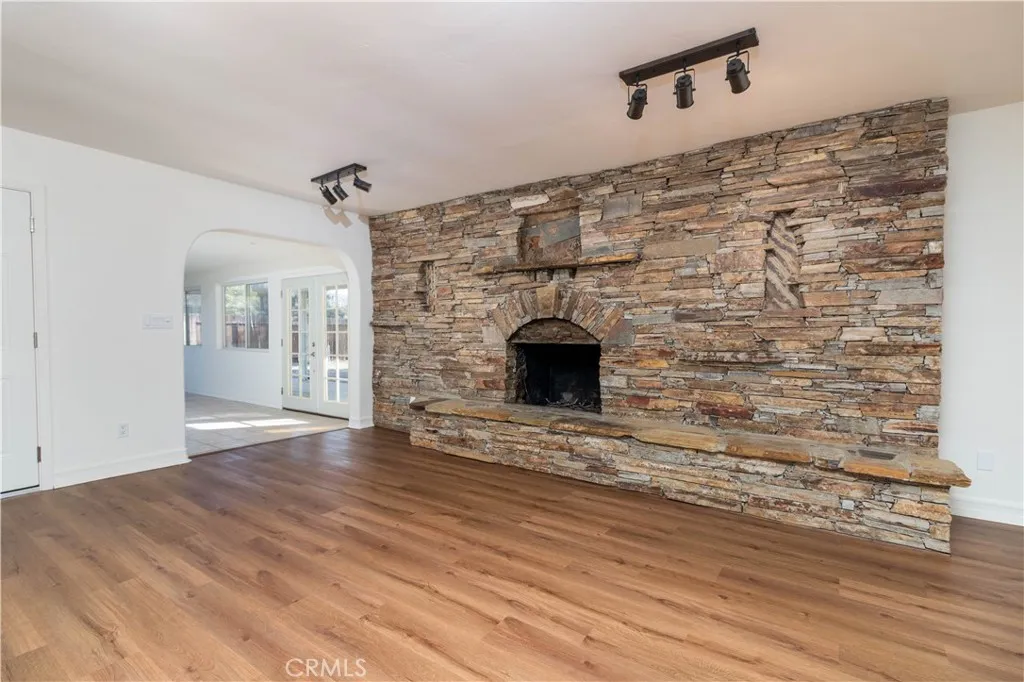 https://cdn.realtyfeed.com/cdn/127/306525341/42aa457bf68f631b7998ec0b54a5d71d.webp