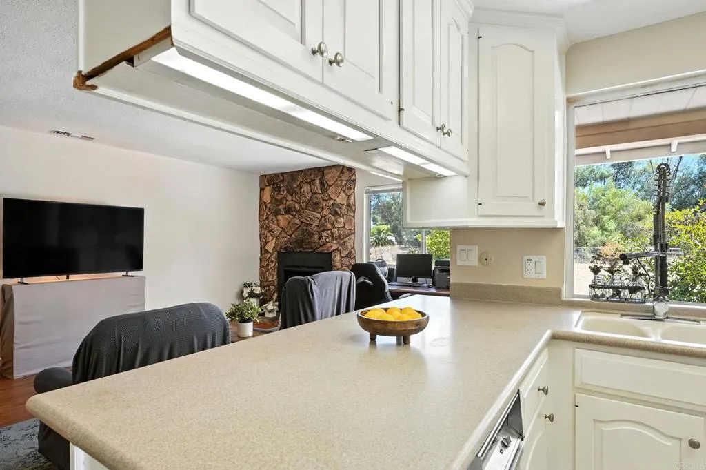 https://cdn.realtyfeed.com/cdn/127/306525498/8a3ad33180e8518716412be307fd5355.webp