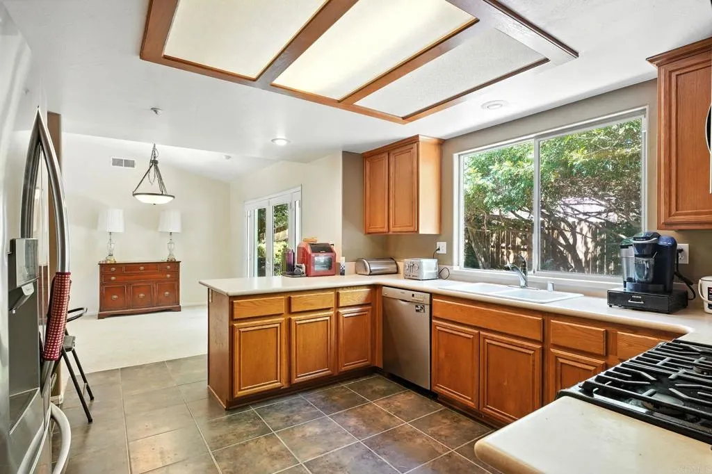 https://cdn.realtyfeed.com/cdn/127/306525569/2d66b9ad4e3d8e157290ca97b70de5b2.webp
