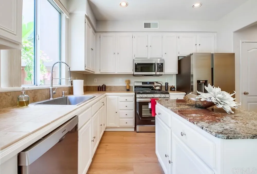 https://cdn.realtyfeed.com/cdn/127/306525802/7ec79f3ce0d1cffcbb59ef5f06d581af.webp