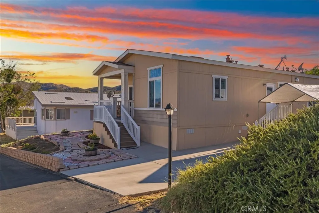 https://cdn.realtyfeed.com/cdn/127/306526015/925a8129cd1232593d9ea9fb18d78649.webp