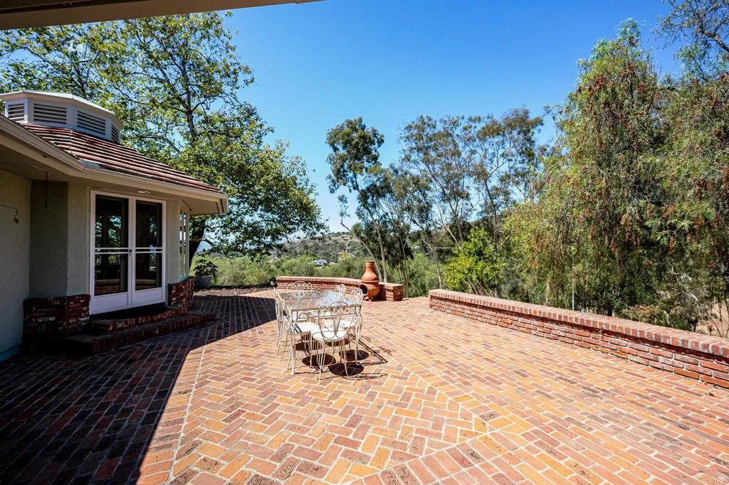 https://cdn.realtyfeed.com/cdn/127/306526214/1798cc0deba54e6febdd482b46b2075f.webp