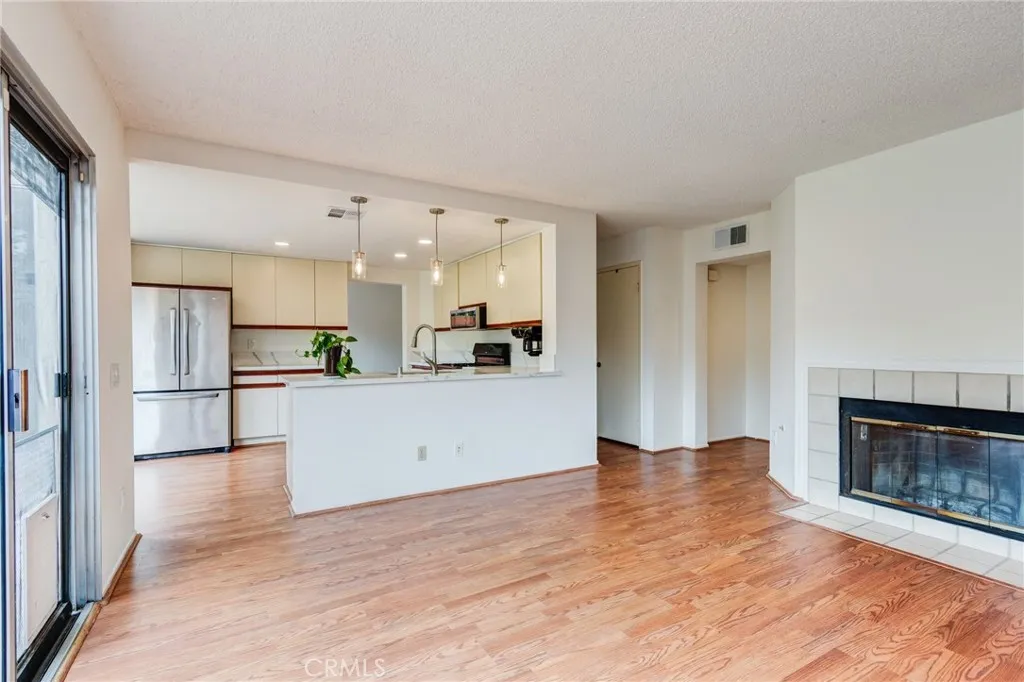 https://cdn.realtyfeed.com/cdn/127/306526288/40cb1698f68ca93f9f5398019cbb060d.webp