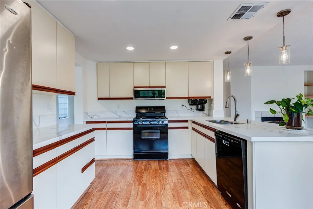 https://cdn.realtyfeed.com/cdn/127/306526288/4b9935544115d482df0399536b3d30a4.webp