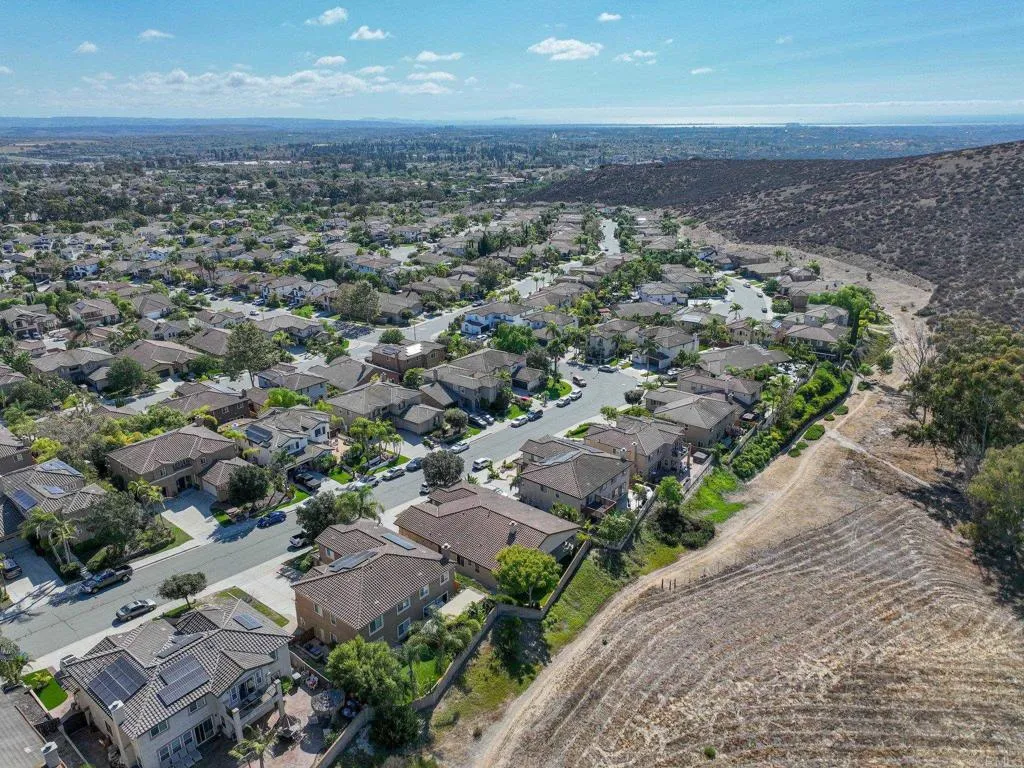 https://cdn.realtyfeed.com/cdn/127/306527808/8dc8bcbb69ce460202854ebe9c2d1e8d.webp