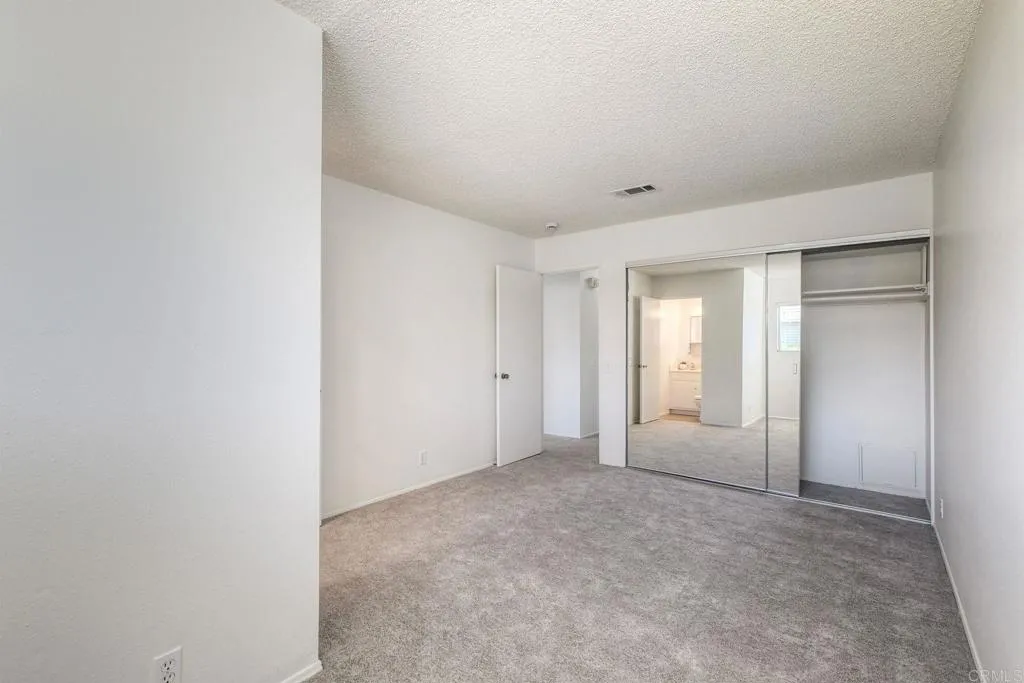 https://cdn.realtyfeed.com/cdn/127/306528332/33fe8cba03ff7873336a0ff667752dcf.webp