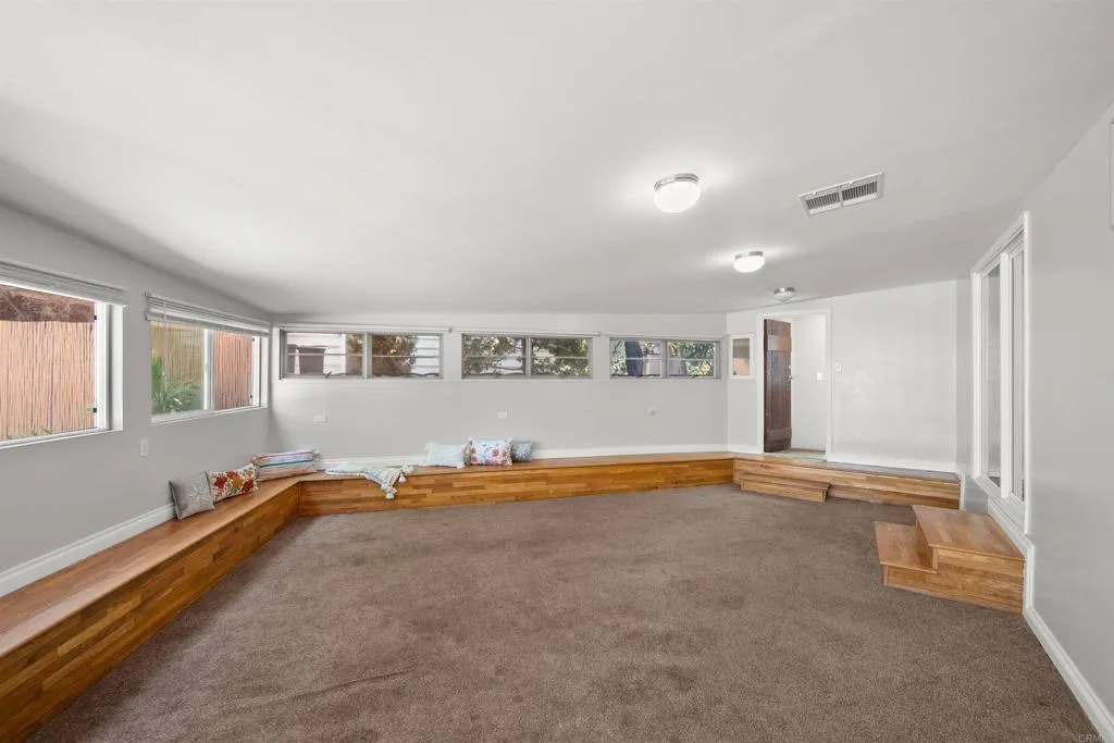 https://cdn.realtyfeed.com/cdn/127/306528361/77d45d0b8968433a4a912221bb868a0c.webp