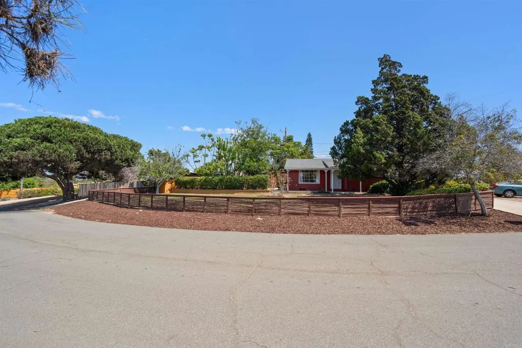 https://cdn.realtyfeed.com/cdn/127/306528361/82cf0703dd3992bd31d946bf30401b9a.webp