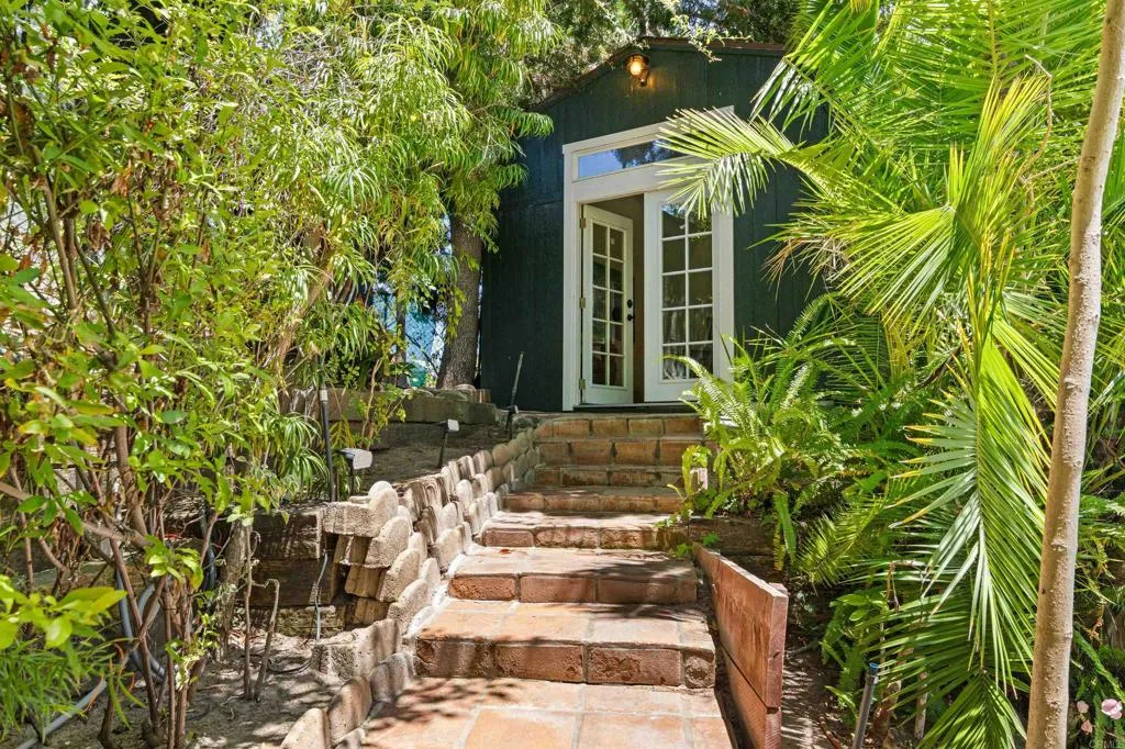 https://cdn.realtyfeed.com/cdn/127/306529138/4b15d03dabb9b57318c2d9939c11ba14.webp