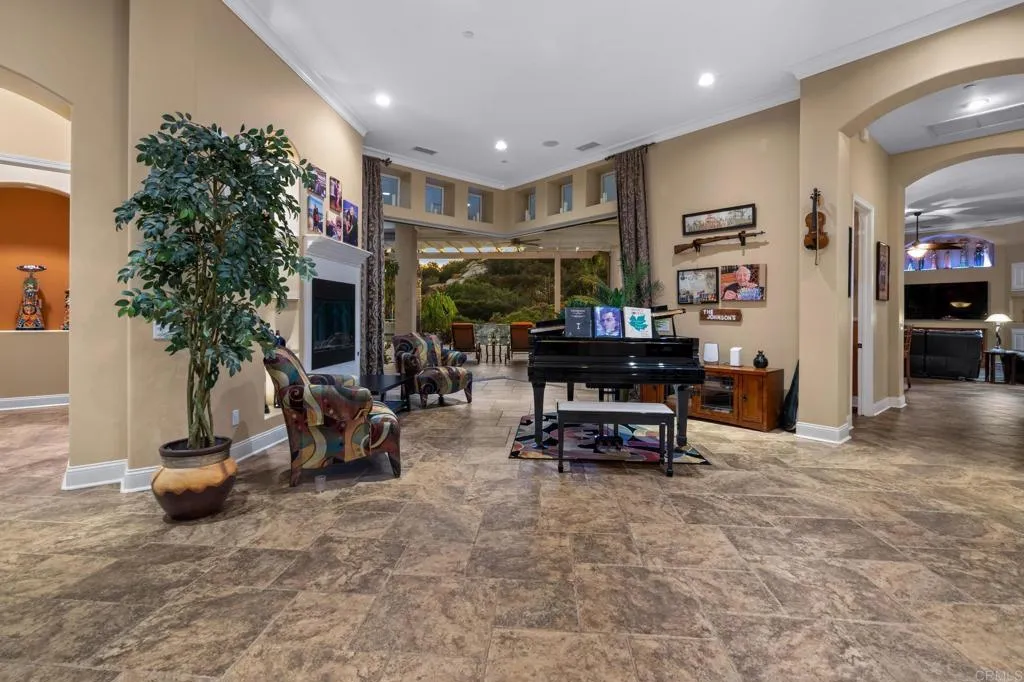 https://cdn.realtyfeed.com/cdn/127/306529262/82c9d2d0320a1abb72c8630c9b503639.webp