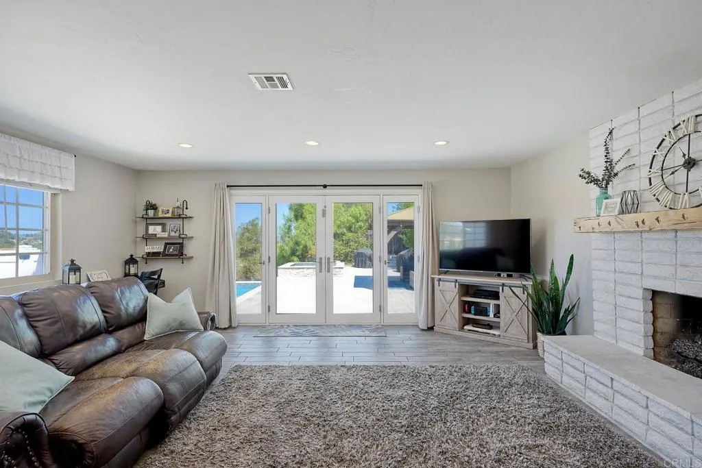 https://cdn.realtyfeed.com/cdn/127/306529623/879f26e6a2b2515efbfef7559bad4114.webp