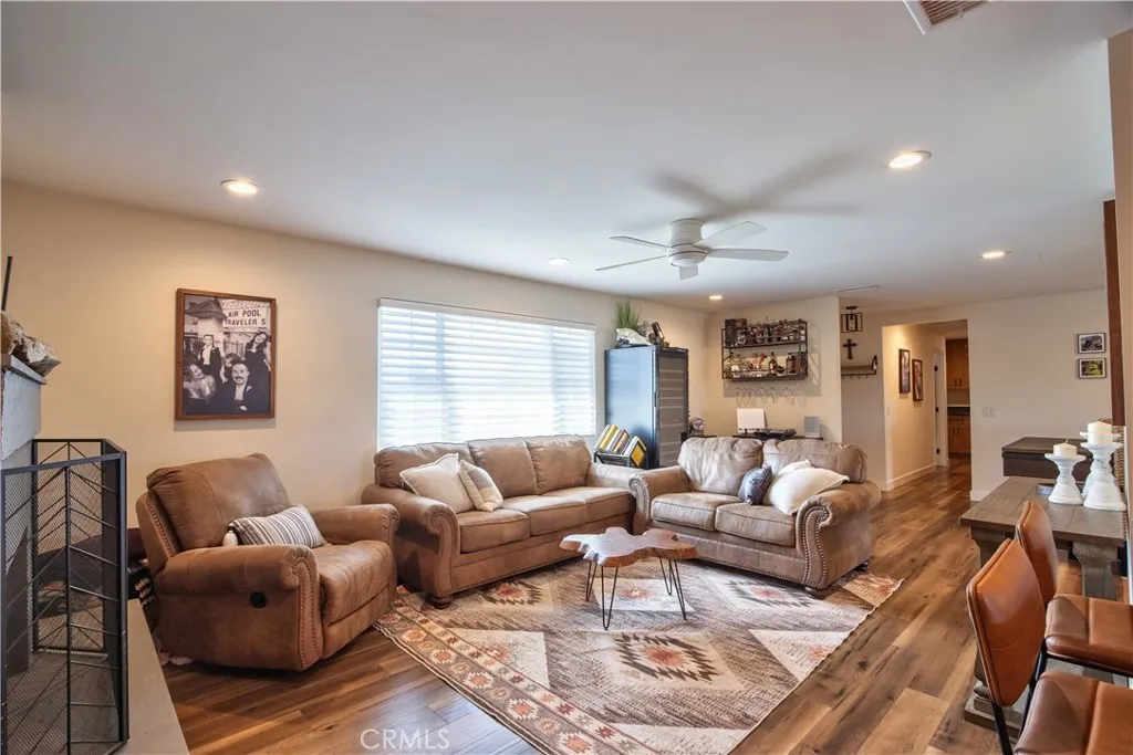 https://cdn.realtyfeed.com/cdn/127/306529946/8c140d6d1c37af116faf4198caff0c15.webp