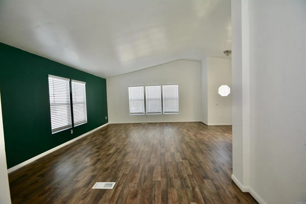 https://cdn.realtyfeed.com/cdn/127/306529974/e2dd7f7912ff785d2bd4ac568c4b9833.webp