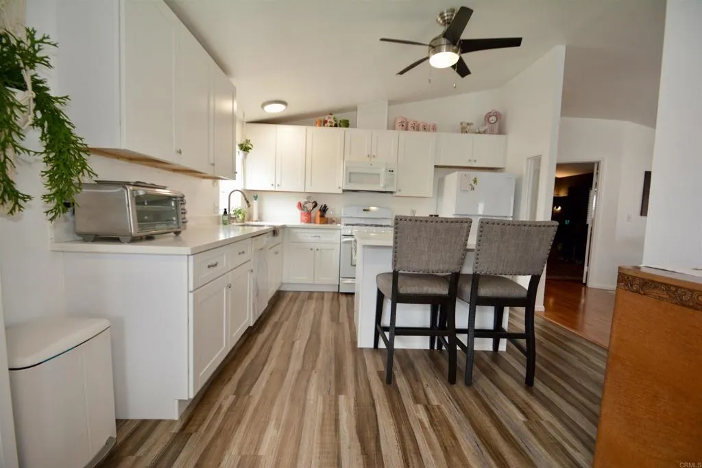 https://cdn.realtyfeed.com/cdn/127/306529974/e6953ccd7ad9043cd25835fa6e7b01ff.webp