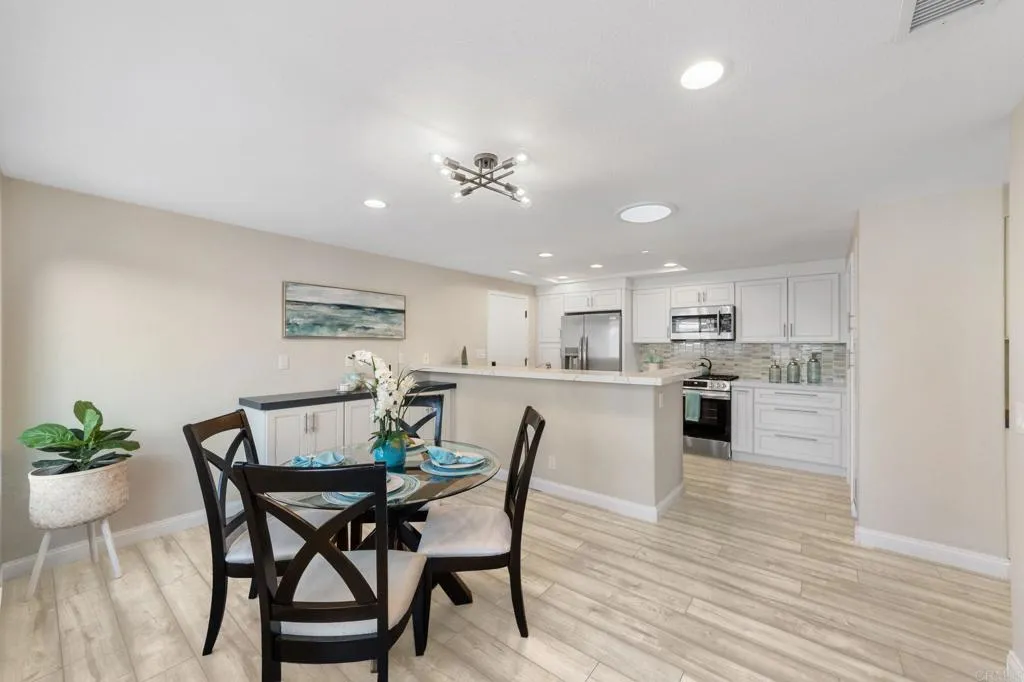 https://cdn.realtyfeed.com/cdn/127/306530006/880dc29f5fbbf7ac53ac58415db13fd6.webp