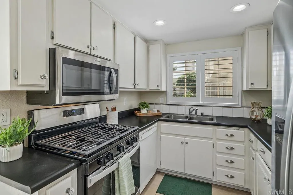 https://cdn.realtyfeed.com/cdn/127/306530143/47f87c4d49cd5d6063d5f4d79e8754b4.webp