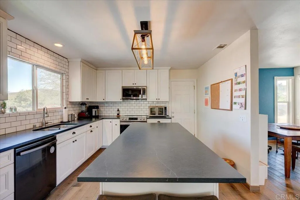 https://cdn.realtyfeed.com/cdn/127/306530392/f5b38310c69fb4577d6ea109d0e5f6c6.webp