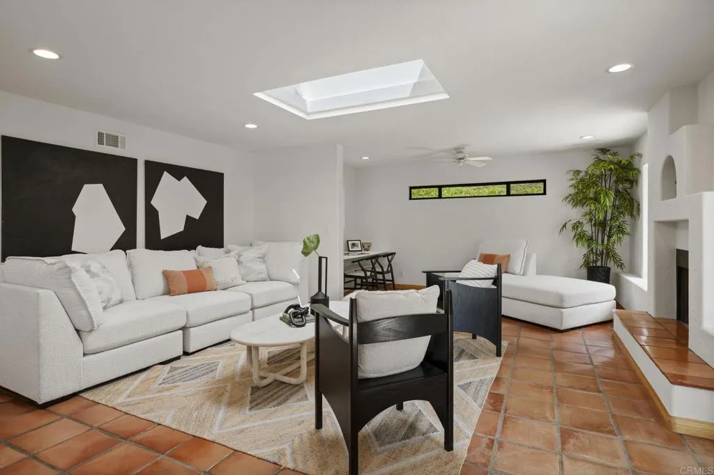 https://cdn.realtyfeed.com/cdn/127/306530478/eb80a115fdba6d6baeb177f981ec4625.webp