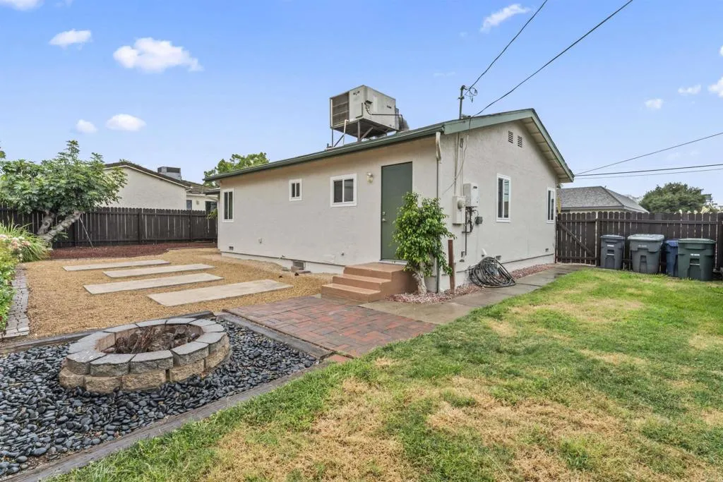 https://cdn.realtyfeed.com/cdn/127/306531219/97c748459b1c491843c1db17fae9f1a5.webp