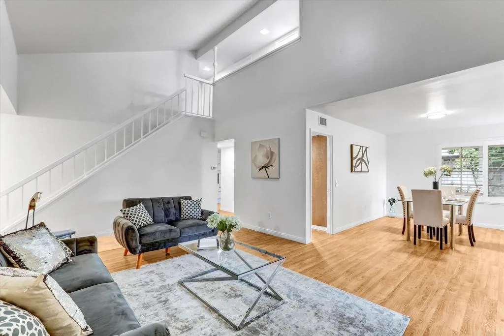 https://cdn.realtyfeed.com/cdn/127/306531279/2394f663f7a4e3f8ec2c7275a03bbb32.webp