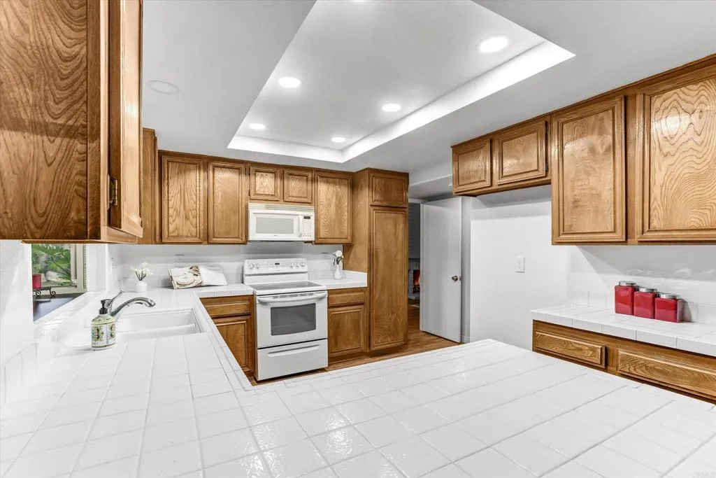 https://cdn.realtyfeed.com/cdn/127/306531279/34c200f804bd9f80422707b6924f68ae.webp