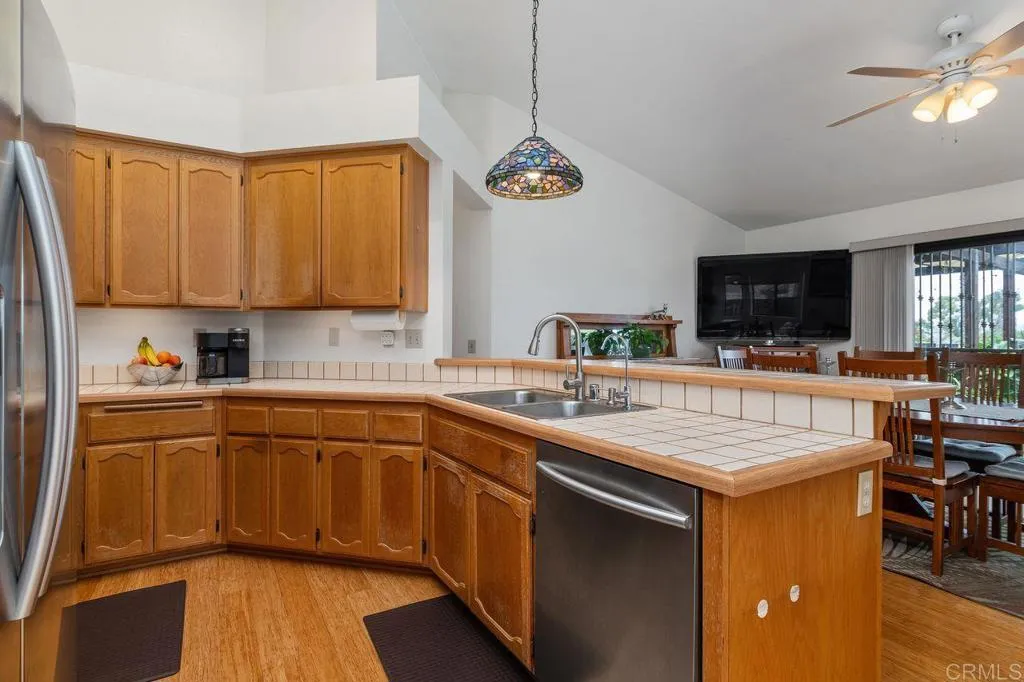 https://cdn.realtyfeed.com/cdn/127/306531499/6bcf5b2fd5f7806a37ac865b308be2cb.webp