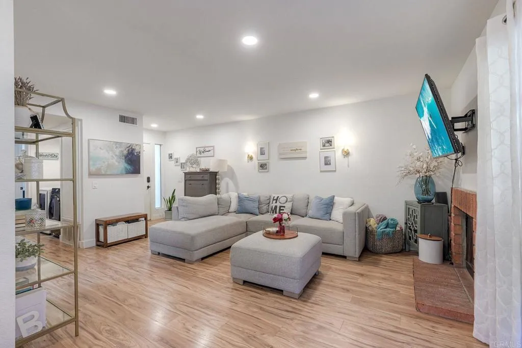 https://cdn.realtyfeed.com/cdn/127/306531791/4ae4fd468155058bcfef3f1d65c4e043.webp