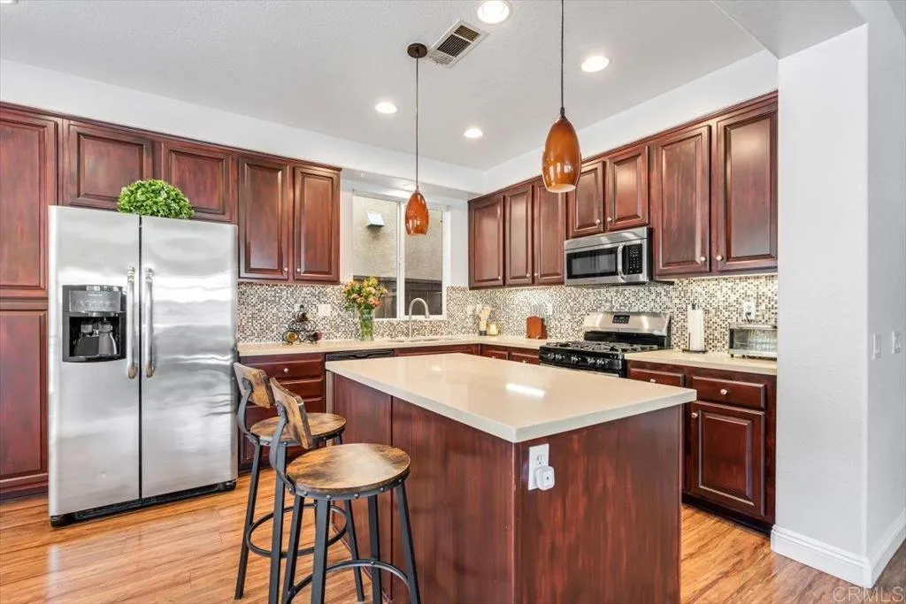 https://cdn.realtyfeed.com/cdn/127/306531803/98f4809f06137b54135e8240b1c80fcc.webp