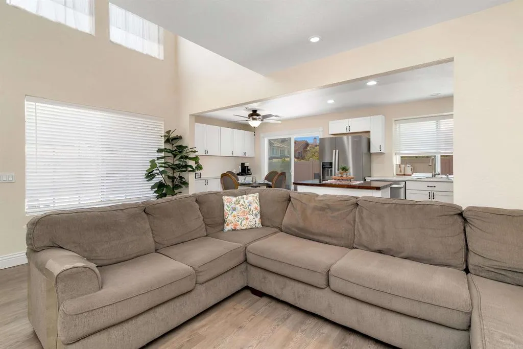 https://cdn.realtyfeed.com/cdn/127/306532107/e08ce0b49a20455a89250f98bb284c5b.webp