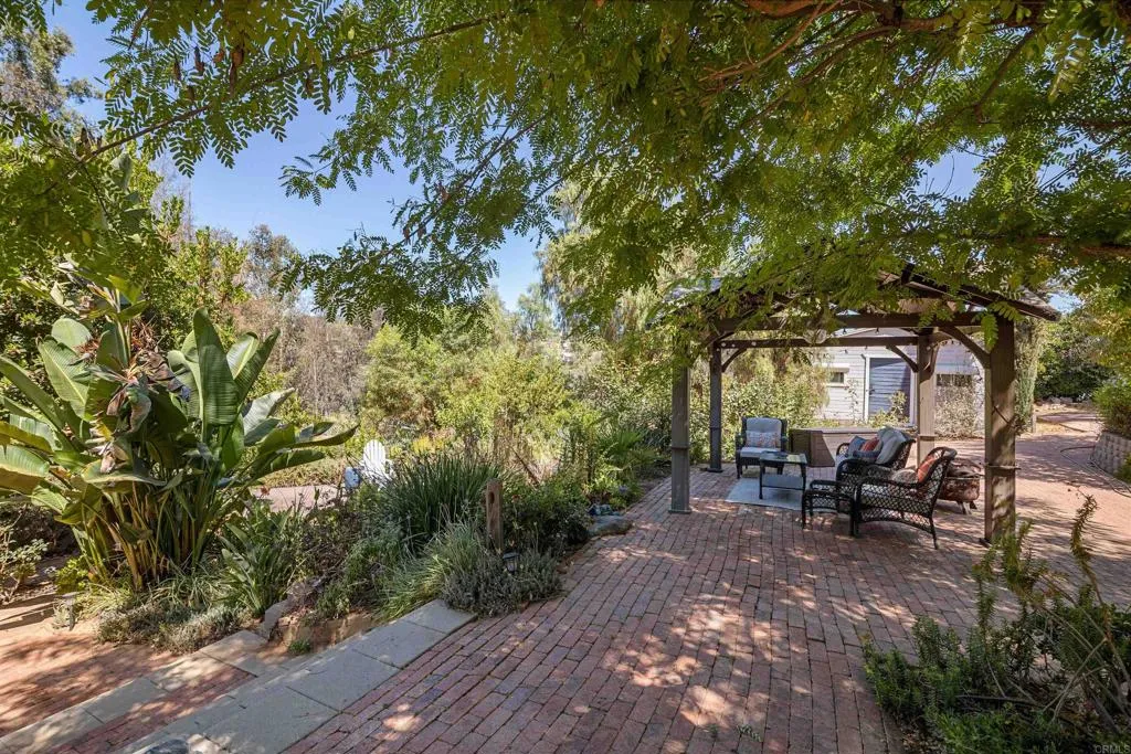 https://cdn.realtyfeed.com/cdn/127/306532225/40f52b4ba4637f1a8ca46efc7c3d8641.webp