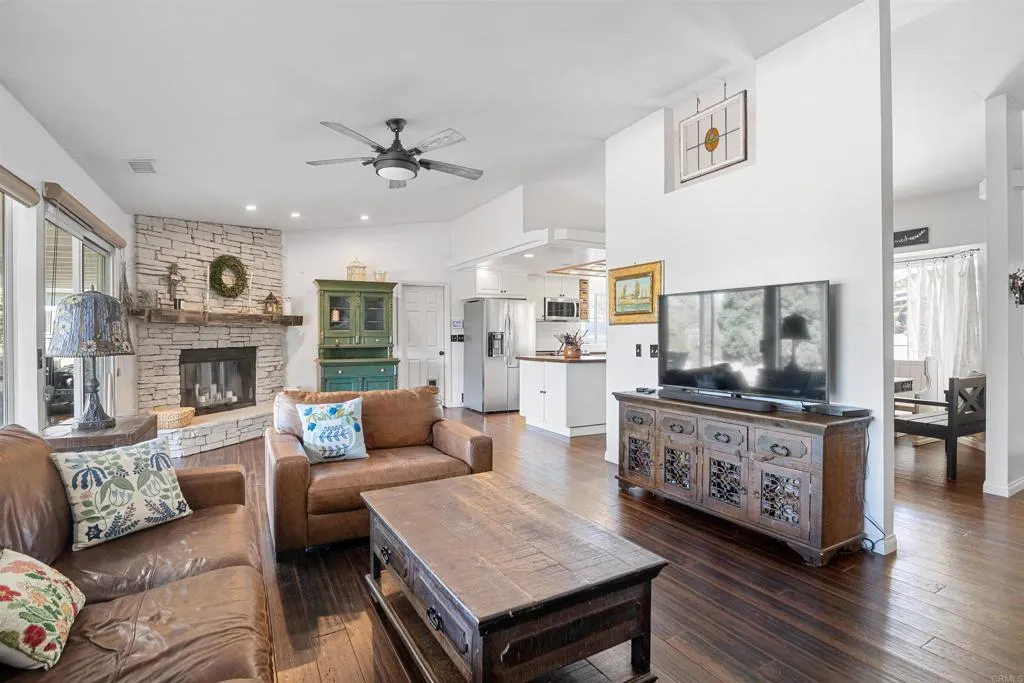 https://cdn.realtyfeed.com/cdn/127/306532225/42f1318a8c6388a95812351c619c0857.webp