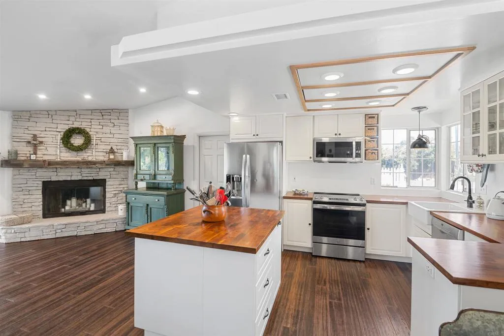 https://cdn.realtyfeed.com/cdn/127/306532225/56aec36c05084d631785f9e5775876d4.webp