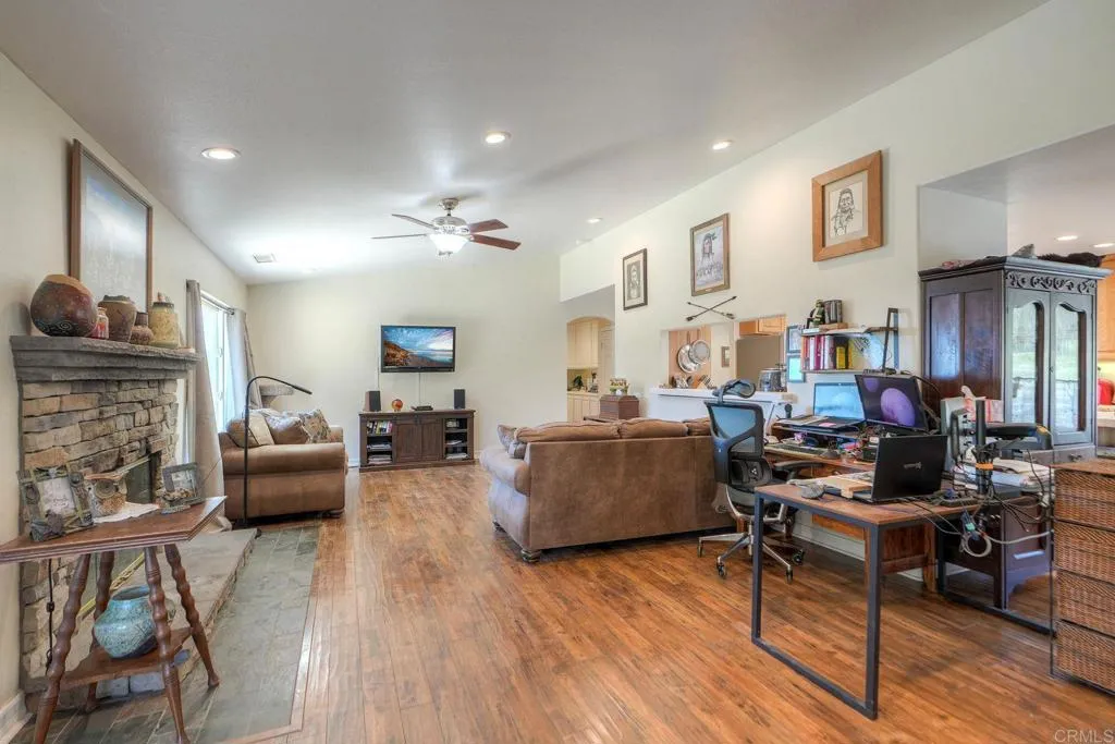 https://cdn.realtyfeed.com/cdn/127/306532319/4d0efc093274de2ce865626aac090df4.webp