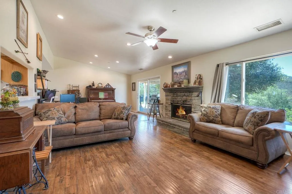 https://cdn.realtyfeed.com/cdn/127/306532319/71eb0dc69a01c0956e2a0c06f631977c.webp