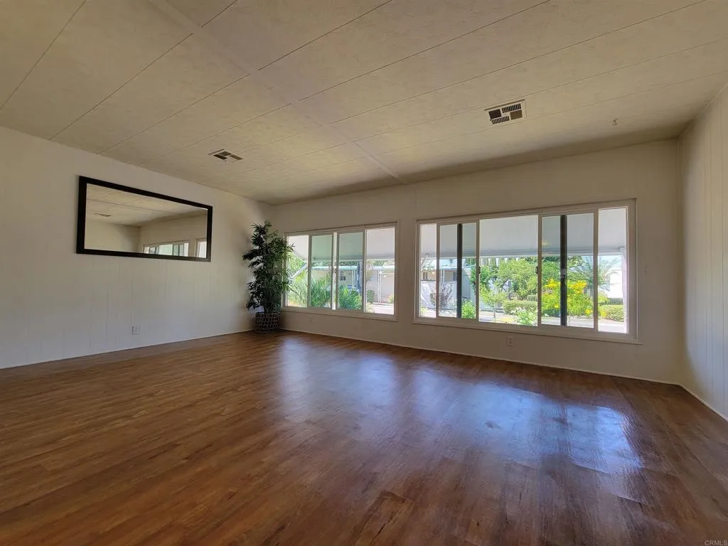 https://cdn.realtyfeed.com/cdn/127/306532357/cf7c21bc8413c9a25f474d9f2068b3c2.webp