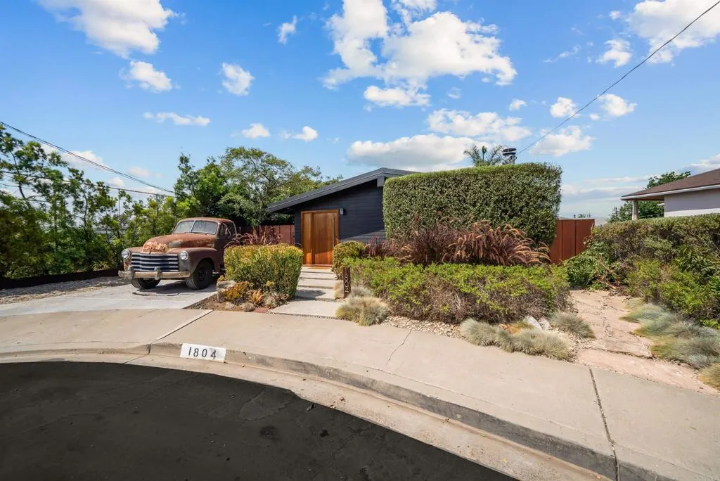 https://cdn.realtyfeed.com/cdn/127/306532551/03ffe15e72ff697ba598ce1f1aa094a3.webp