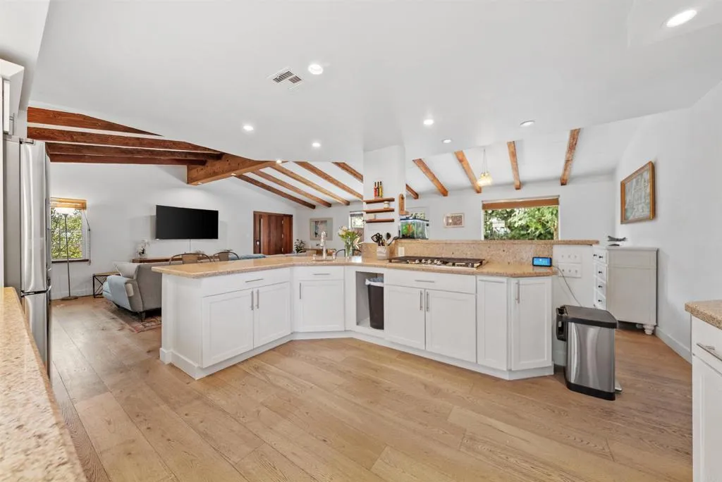 https://cdn.realtyfeed.com/cdn/127/306532551/b05254f0ddb498cdf51a077c5804192d.webp